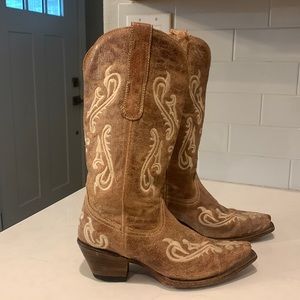 Corral Fleur De Lis‘s Cowboy Boots.